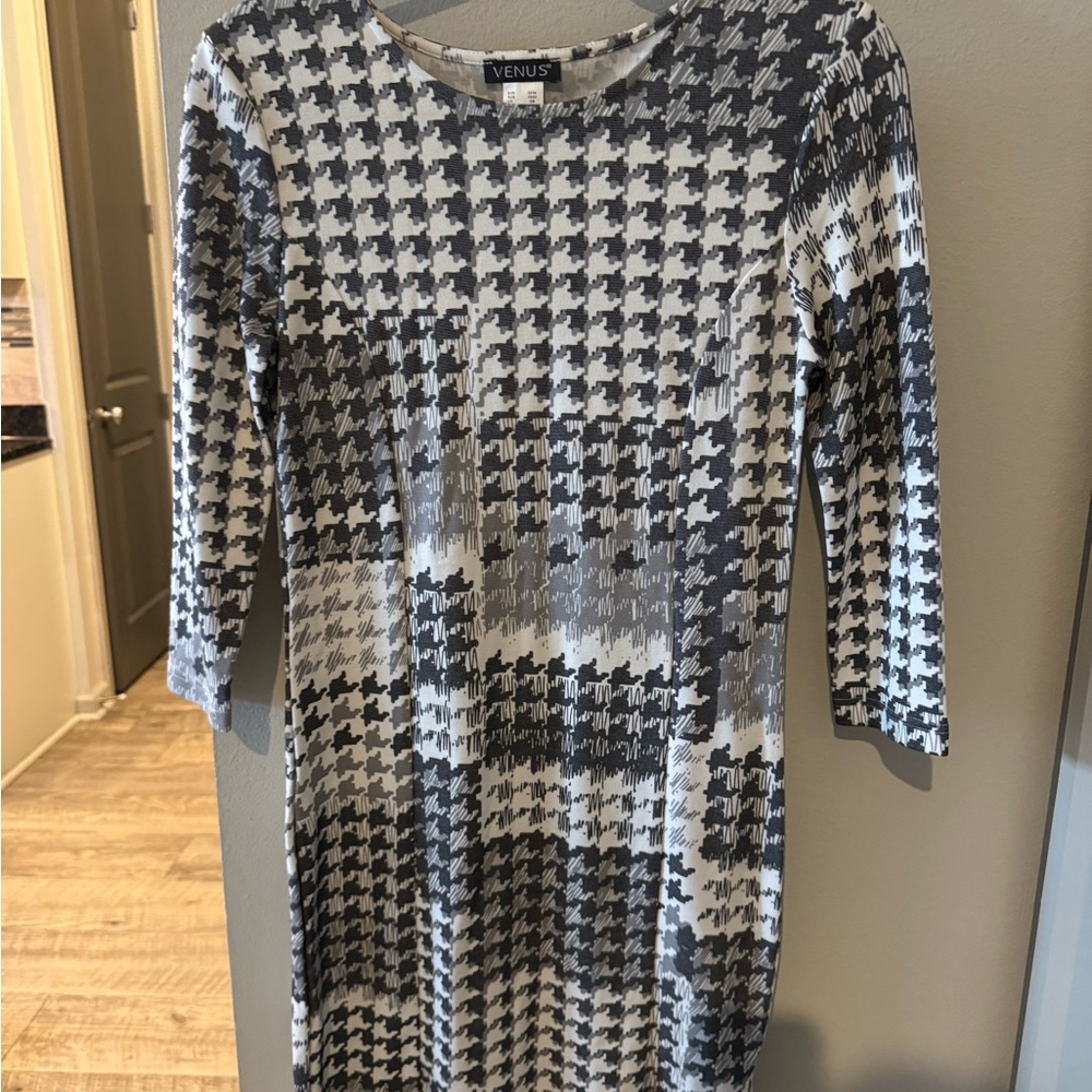 VENUS Monochrome Houndstooth Long Sleeve Dress